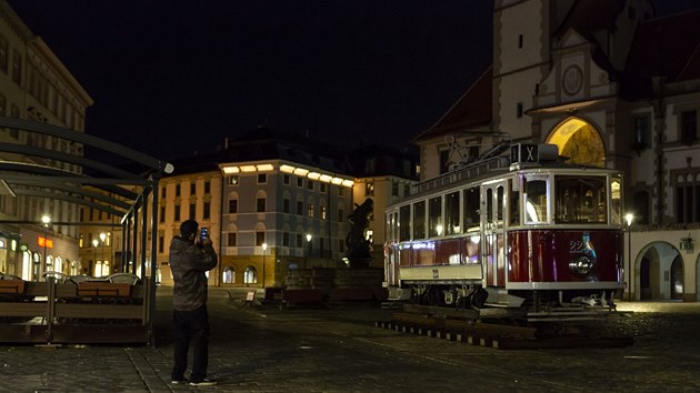 Na olomouck�m Horn�m n�m�st� je p�i p��le�itosti st�ho v�ro�� vzniku �eskoslovenska vystavena historick� tramvaj z roku 1930.