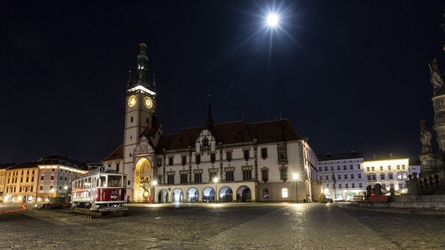 Na olomouckém Horním náměstí je při příležitosti stého výročí vzniku Československa vystavena historická tramvaj z roku 1930.
