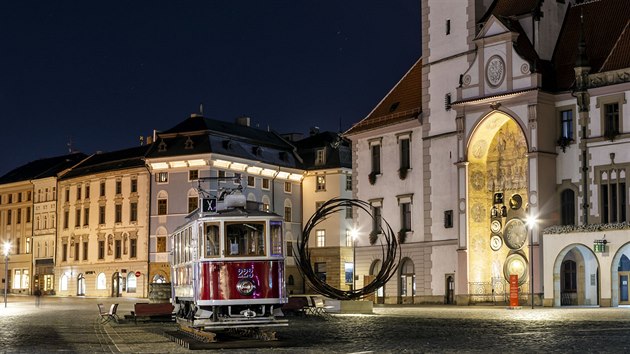 Na olomouck�m Horn�m n�m�st� je p�i p��le�itosti st�ho v�ro�� vzniku �eskoslovenska vystavena historick� tramvaj z roku 1930.