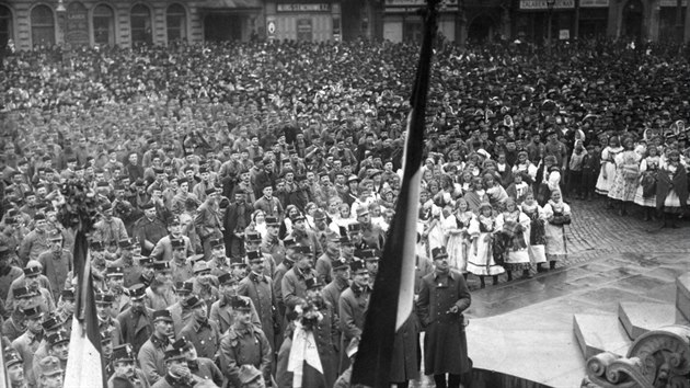 Hlavní oslavy vzniku Československa vypukly v Olomouci až v neděli 3. listopadu při obrovské manifestaci. Ve slavnostním průvodu šlo na 60 tisíc lidí z města i okolí. U radnice přísahali věrnost národnímu výboru.