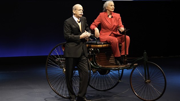 Dieter Zetsche s pravnučkou zakladatele společnosti Juttou Benzovou na prvním patentovaném „automobilu“ Carla Benze