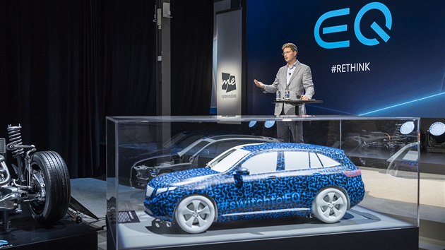 Současný šéf vývoje a od května 2019 nový šéf koncernu Daimler Ola Källenius na prezentaci revolučního modelu EQC.