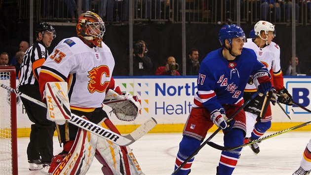 esk glman David Rittich hj branku Calgary v duelu s NY Rangers.