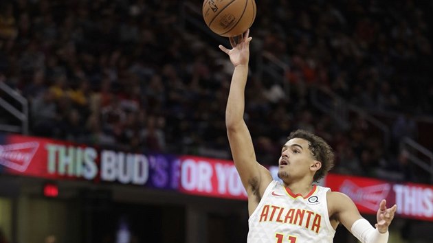 Trae Young (11) z Atlanty zakonuje na ko Clevelandu.