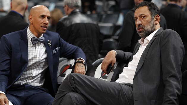 Vlade Divac (vpravo) je v Sacramento Kings viceprezidentem a generlnm manaerem, Doug Christie komentuje zpasy. Spolen probraj ten proti Denveru.