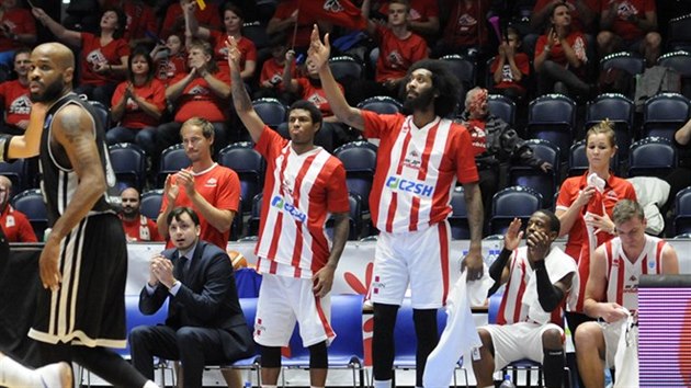 Pardubit basketbalist Donovan Jackson (vlevo) a Dwayne Benjamin se raduj z trojky jejich spoluhre.