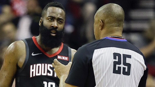 James Harden z Houstonu debatuje s rozhodm Tonym Brothersem.