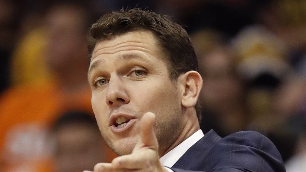 Luke Walton, trenr LA Lakers, nesouhlas s rozhodmi.