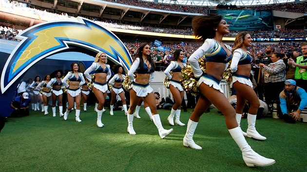 Roztleskvaky klubu Los Angeles Chargers ped zpasem NFL ve Wembley