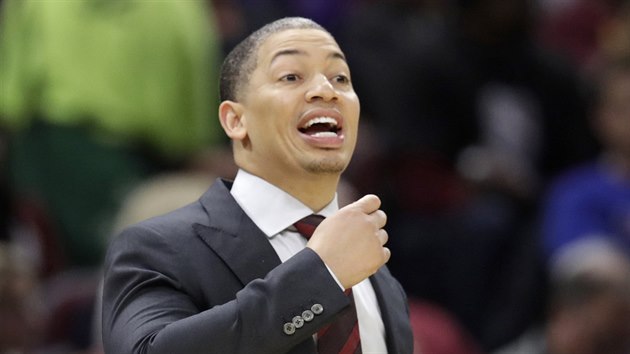 Tyronn Lue se pokou rerovat Cleveland i bez LeBrona Jamese, k vhe vak jeho snaha nevedla.