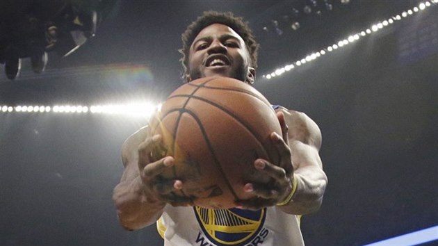 Jordan Bell z Golden State ske do zmez pro m.