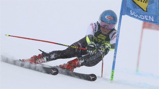 Americk lyaka Mikaela Shiffrinov na trati obho slalomu v Sldenu