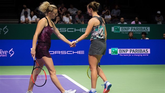 Kateina Siniakov (vlevo) a Barbora Krejkov na Turnaji mistry v Singapuru