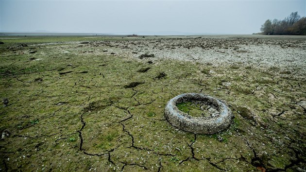Bl�tiv� dno u d�lic� hr�ze Rozko�e odhalilo zbytky star�ch dom� i odpadky (19. 10. 2018).