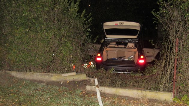 Vozy BMW a Seat Leon se pedhnly na pedmst Hradce Krlov, oba idii havarovali v Kydlinovsk ulici v sti Plcky (22. 10. 2018).