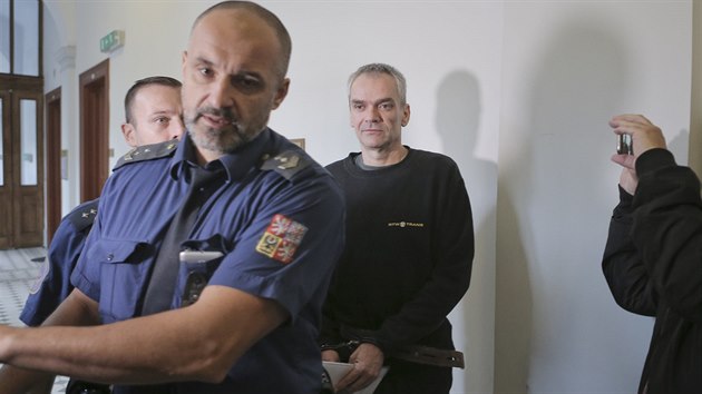 Jaromír Šmídek ze Sokolovska je obžalovaný ze znásilnění a vraždy. Hrozilo mu až doživotí. (23. 10. 2018)