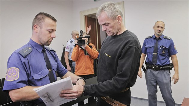Jaromír Šmídek ze Sokolovska je obžalovaný ze znásilnění a vraždy. Hrozilo mu až doživotí. (23. 10. 2018)