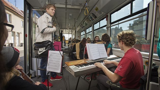 Studenti Crkevnho gymnzia v Plzni chtj zachrnit varhany ve hlavech na Plzesku. Jezd po mst tramvaj, zpvaj a hraj na hudebn nstroje. Zjemci pak mohou pispt do sbrky. (22. 10. 2018)