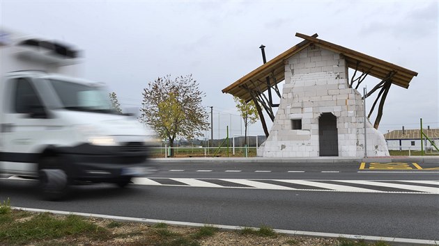 Jako v pohdce. Obyvatel Nmovic na Rokycansku budou mt msto autobusov zastvky paezovou chaloupku.