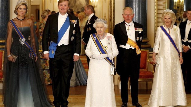 Nizozemská královna Máxima, král Willém-Alexander, britská královna Alžběta II., princ Charles a jeho manželka Camilla na slavnostním banketu v Buckinghamském paláci (Londýn, 23. října 2018)