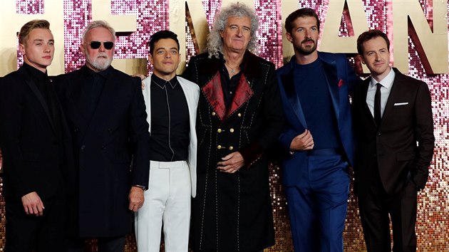 Herci Ben Hardy, Rami Malek, Gwilym Lee a Joe Mazzello a lenov kapely Queen Roger Taylor a Brian May na premie filmu Bohemian Rhapsody (Londn, 23. jna 2018)