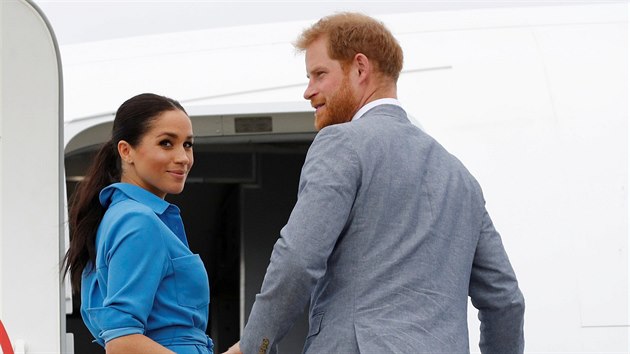 Vévodkyně Meghan a princ Harry na letišti Fua'amotu před odletem z království Tonga (26. října 2018)