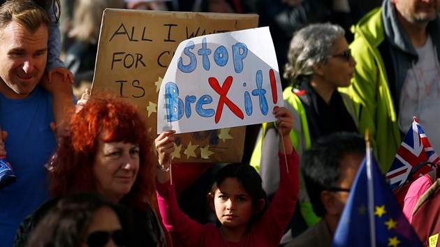 Tis�ce Brit� protestovalo proti brexitu v ulic�ch Lond�na. (20. ��jna 2018)