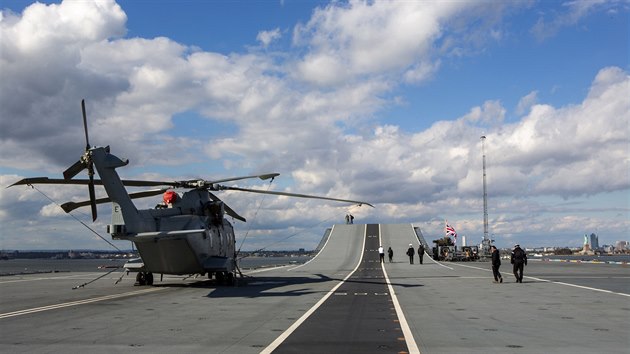 Nejv�t�� britsk� letadlov� lo� v�ech dob HMS Queen Elizabeth kotv� v New Yorku. (20. ��jna 2018)