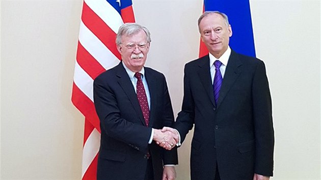 Bezpenostn poradce americkho prezidenta John Bolton a f rusk bezpenostn rady Nikolaj Patruev pi setkn v Moskv. (22. jna 2018)