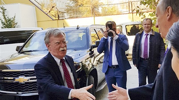 Bezpenostn poradce americkho prezidenta John Bolton a f rusk bezpenostn rady Nikolaj Patruev pi setkn v Moskv. (22. jna 2018)