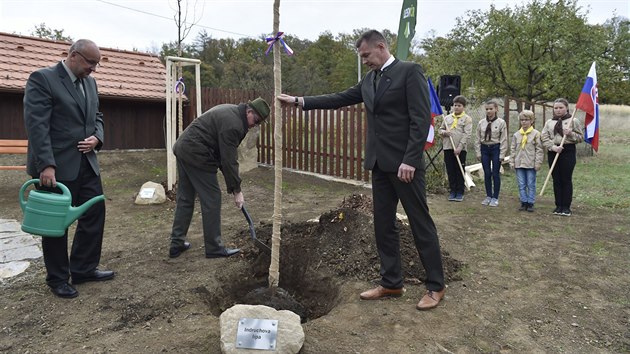 Generln editel sttnho podniku Lesy esk republiky Josef Vojek a generln editel sttnho podniku Lesy Slovensk republiky Marian Stank slavnostn odhalili pamtn kmen na poest stho vro vzniku eskoslovensk republiky a spoluprce eskch a slovenskch lesnk pod hradem Buchlovem na Uherskohradisku. 
(26. jna 2018)