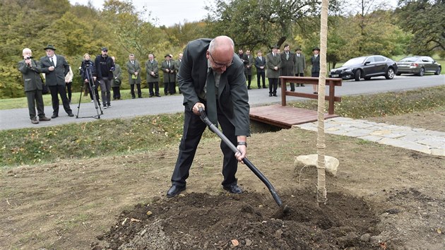 Generln editel sttnho podniku Lesy esk republiky Josef Vojek a generln editel sttnho podniku Lesy Slovensk republiky Marian Stank  slavnostn odhalili pamtn kmen na poest stho vro vzniku eskoslovensk republiky a spoluprce eskch a slovenskch lesnk pod hradem Buchlovem na Uherskohradisku. (26. jna 2018)