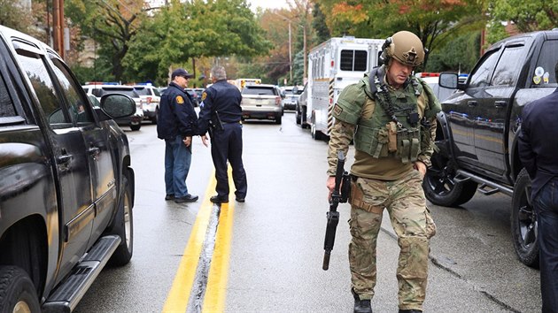 Policie na mst stelby v synagoze v Pittsburghu. (27. jna 1018