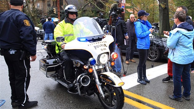 Policie na mst stelby v synagoze v Pittsburghu. (27. jna 2018)