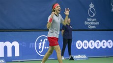 Stefanos Tsitsipas oslavuje triumf na turnaji ve Stockholmu.