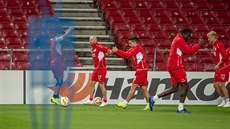 Fotbalisté Slavie pi tréninku v Kodani.