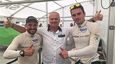 éf týmu koda Motorsport (uprosted) Michal Hrabánek pózuje s mistry svta...