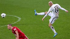Marek Jane�ka z Karviné odkopává p�ed Pavlem Dvo�ákem z Olomouce.