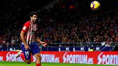 Za mí�em uhání Diego Costa.