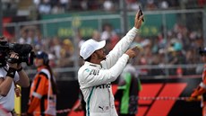 Lewis Hamilton z Mercedesu oslavuje zisk pátého titulu světového šampiona.