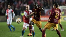 Doumbia z Dukly se sna�í odpoutat od slávisty Stocha.