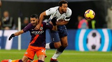 Moussa Dembélé (vpravo) z Tottenhamu se dere pes Rijáda Mahrize z Manchesteru...