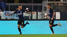 Mauro Icardi (vlevo) z Interu se raduje ze svého gólu do sít� Lazia, slavit mu...