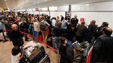 Pasa�é�i �ekají na odbavení na leti�ti Zaventem, kde náhlá stávka naklada��...