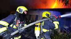 Hasiči v noci na neděli bojovali s požárem vybydlené budovy na Žižkově (21....