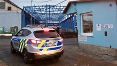Kriminalisté zasahují v areálu výrobce vagonů Legios v Lounech (25.10.2018)
