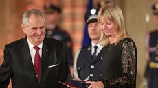 Bývalá tenistka Helena Suková pevzala od prezidenta Miloe Zemana medaili Za...