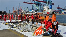 Záchranái pátrají po peivích i troskách letounu aerolinek Lion Air JT610 ,...