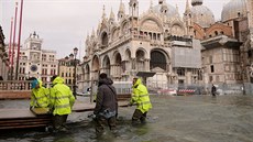 Silný vítr a dé suují Itálii. V Benátkách hladina vody pesáhla 150...