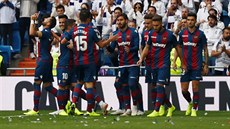 Fotbalisté Levante slaví jednu ze svých branek do sít Realu Madrid.